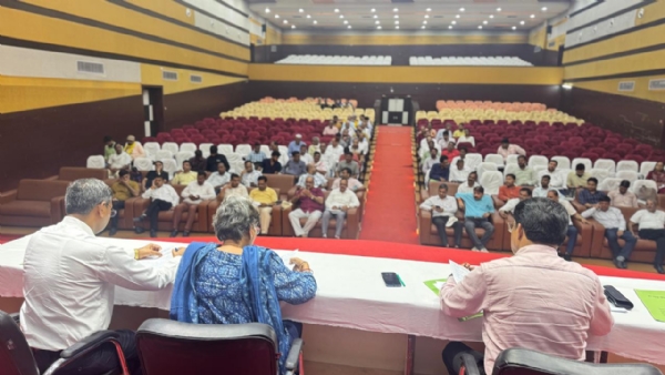 पूर्वांचल विश्वविद्यालय में आयोजित होने वाले दीक्षांत समारोह कार्यक्रम को तैयारी बैठक करते हुए कुलपति प्रो वंदना सिंह पूर्वांचल विश्वविद्यालय में आयोजित होने वाले दीक्षांत समारोह कार्यक्रम को तैयारी बैठक करते हुए कुलपति प्रो वंदना सिंह