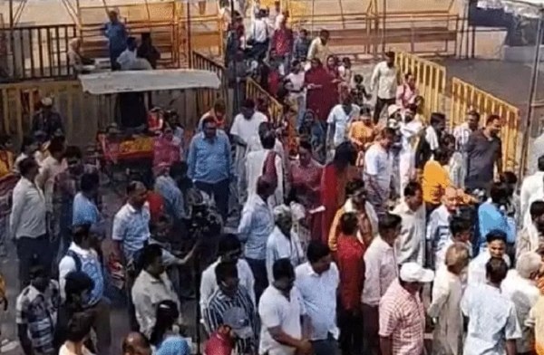 भोजशाला में हवन-पूजन करते हुए श्रद्धालु भोजशाला में हवन-पूजन करते हुए श्रद्धालु