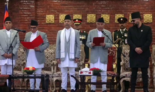 नए प्रधान न्यायाधीश के रूप में शपथग्रहण करते जस्टिस मनोज शर्मा