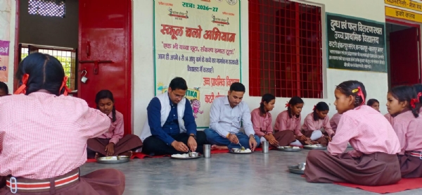 निरीक्षण के दौरान बच्चों संग भोजन करते सीडीओ निरीक्षण के दौरान बच्चों संग भोजन करते सीडीओ