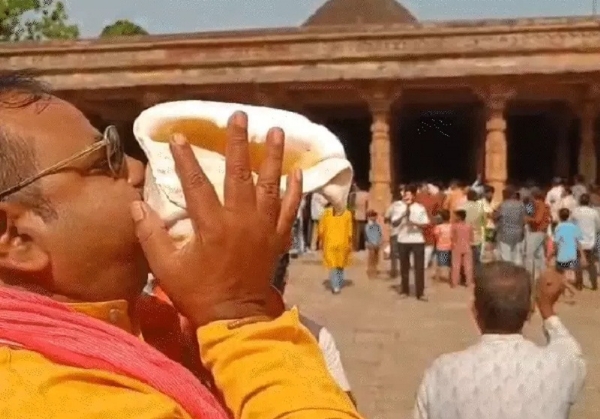 भोजशाला में हवन-पूजन करते हुए श्रद्धालु भोजशाला में हवन-पूजन करते हुए श्रद्धालु