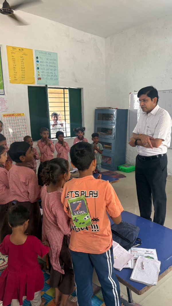 प्राथमिक विद्यालय वीरूवाला का निरीक्षण करते हुए जिलाधिकारी डॉ. राजेन्द्र पैंसिया। प्राथमिक विद्यालय वीरूवाला का निरीक्षण करते हुए जिलाधिकारी डॉ. राजेन्द्र पैंसिया।