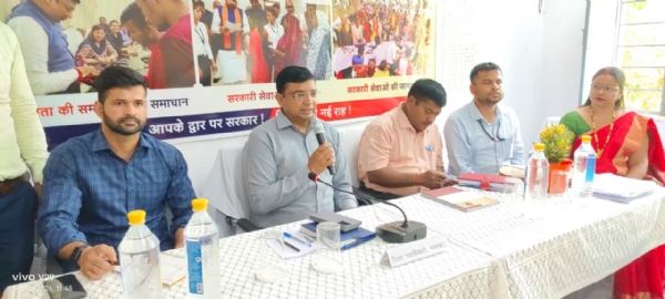 कार्यक्रम में शामिल डीएम व लाभुक कार्यक्रम में शामिल डीएम व लाभुक