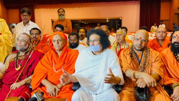 आचार्य लोकेशी के साथ देश-विदेश से आए धर्माचार्य एवं आध्यात्मिक नेता।