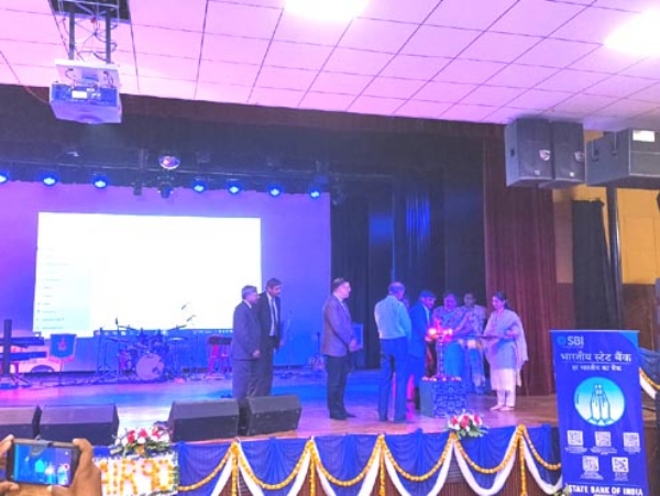 दीप प्रज्ज्वलित करते अतिथिगण