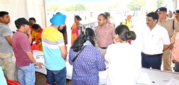 पंजीकरण केंद्र का निरीक्षण करते डीएम मयूर दीक्षित पंजीकरण केंद्र का निरीक्षण करते डीएम मयूर दीक्षित