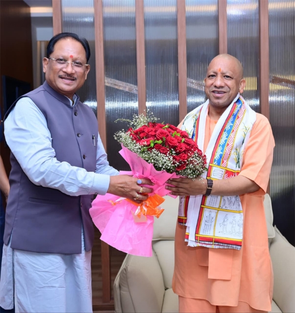 उत्तर प्रदेश के मुख्यमंत्री योगी आदित्यनाथ का मुख्यमंत्री साय स्वागत करते उत्तर प्रदेश के मुख्यमंत्री योगी आदित्यनाथ का मुख्यमंत्री साय स्वागत करते