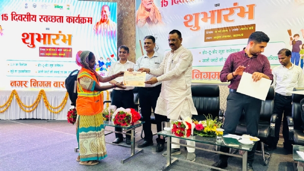 सफाई कर्मियों को सम्मानित करते महापौर सफाई कर्मियों को सम्मानित करते महापौर