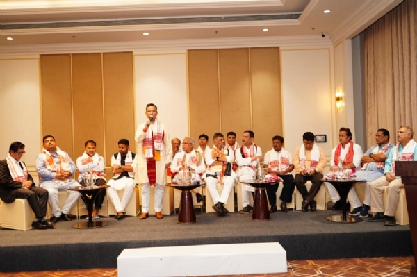 ভোটগননাৰ পূৰ্বে দলীয় প্ৰস্তুতি পৰ্যালোচনা কৰিবলৈ কংগ্ৰেছৰ প্ৰাৰ্থী আৰু বিৰোধী দলৰ নেতাসকলৰ সৈতে এখন গুৰুত্বপূৰ্ণ বৈঠকৰ ছবি।