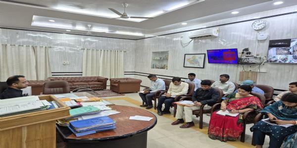 सोलर स्ट्रीटप्रकाशयोजनायाः जिलाधिकारी अकरोत् समीक्षाम्