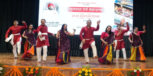 लोक-भवने उत्साहेन सह गुजरात-महाराष्ट्र-राज्ययोः स्थापना-दिवसः उत्सवेन आचरितः