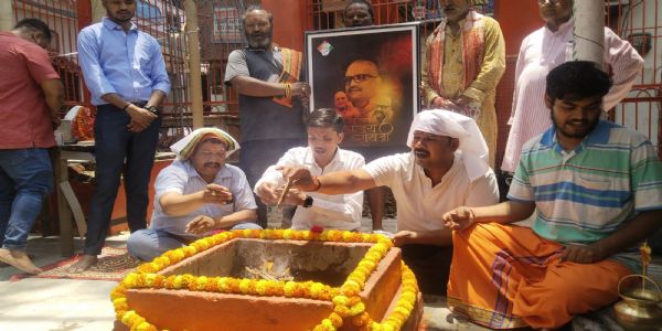 प्रदेशकांग्रेसदलाध्यक्षाय अजयरायाय समर्थकैः समाचरितं हवनम्