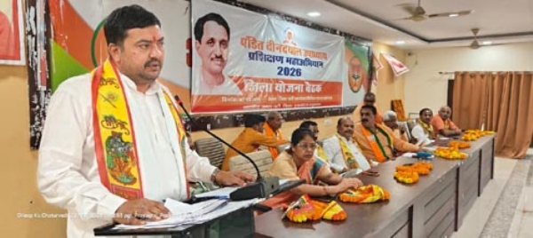 सम्बोधित करते प्रशिक्षण प्रभारी