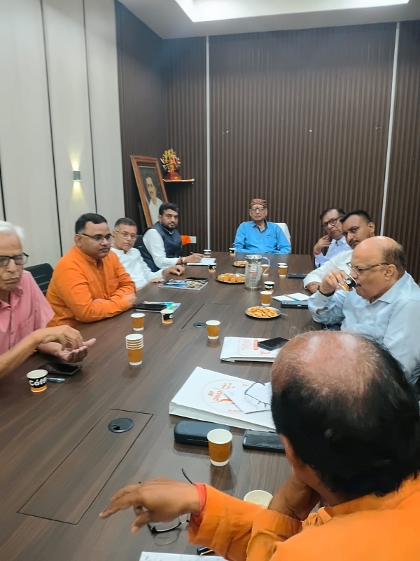 राष्ट्रधर्म पत्रिका के कार्यालय में आयोजित गोष्ठी में संयुक्त परिवारों को लेकर आयोजित वक्तागण चर्चा करते हुए।