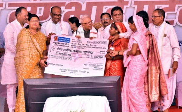 राज्यपाल मंगुभाई पटेल ने बैतूल जिले के भीमपुर में विभिन्न योजनाओं के हितग्राहियों को हितलाभ वितरित किए