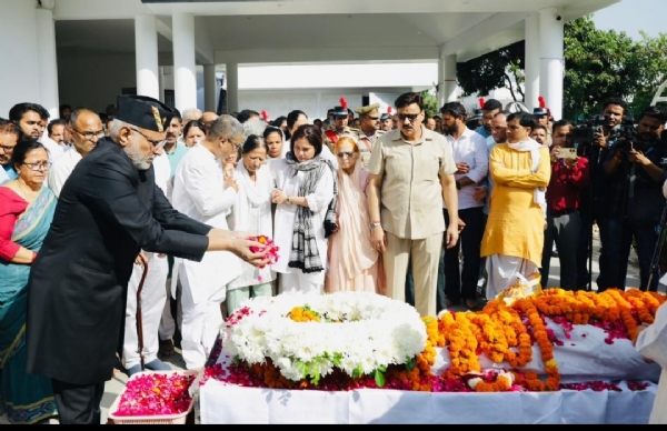 उपराष्ट्रपति देहरादून बसंत बिहार स्थित आवास पर बीसी खंडूडी को श्रद्धांजलि देते हुए।