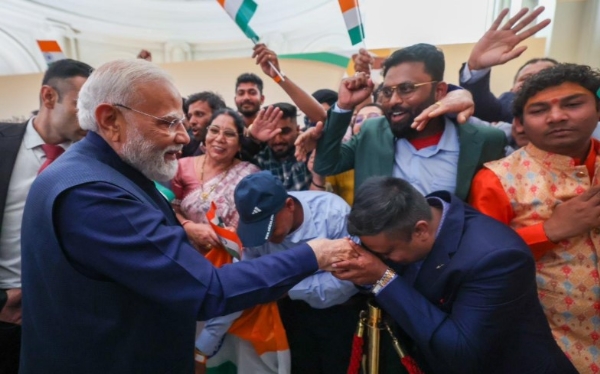 रोम में भारतीय समुदाय से मिलते हुए प्रधानमंत्री नरेन्द्र मोदी।