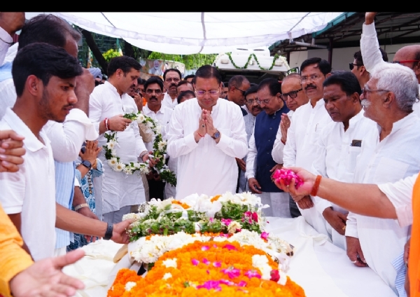 मुख्यमंत्री भाजपा मुख्यालय में श्रद्धांजलि देते हुए।