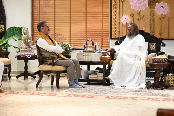 मुख्यमंत्री सुखविंद्र सिंह सुक्खू श्री श्री रवि शंकर से भेंट करते हुए।