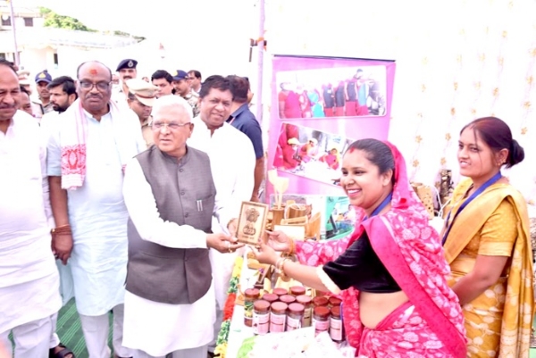 राज्यपाल मंगुभाई पटेल ने बैतूल जिले के भीमपुर में विभिन्न विभागों द्वारा लगाए गए स्टॉलों का अवलोकन किया