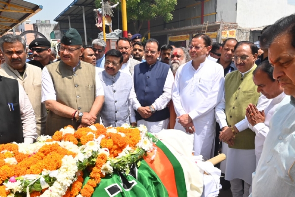 श्रद्धांजलि देते पूर्व मुख्यमंत्री व कैबिनेट मंत्री