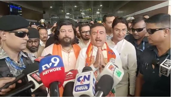 बागडोगरा में पत्रकारों से बात करते हुए मुख्यमंत्री शुभेंदु अधिकारी बागडोगरा में पत्रकारों से बात करते हुए मुख्यमंत्री शुभेंदु अधिकारी