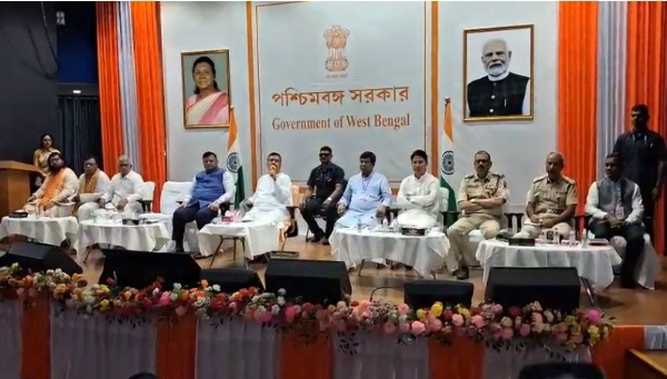 उत्तरकन्या में प्रशासनिक बैठक करते मुख्यमंत्री शुभेंदु अधिकारी उत्तरकन्या में प्रशासनिक बैठक करते मुख्यमंत्री शुभेंदु अधिकारी