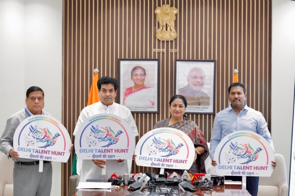 मुख्यमंत्री जन सेवा सदन में आयोजित प्रेस कॉन्फ्रेंस में ‘दिल्ली टैलेंट हंट योजना’ का शुभारंभ करतीदिल्ली की मुख्यमंत्री रेखा गुप्ता, साथ में दिल्ली के कला, संस्कृति एवं भाषा मंत्री कपिल मिश्रा