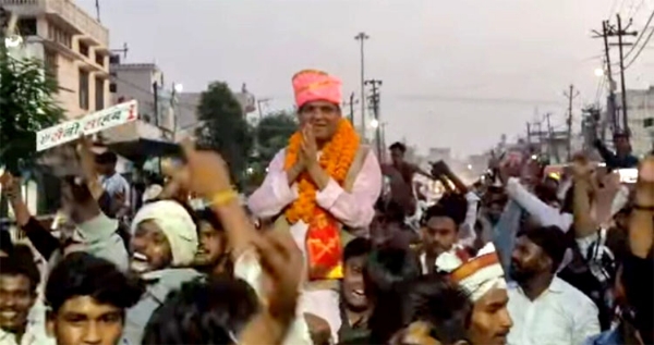 शोभायात्रा के दौरान शोभायात्रा के दौरान
