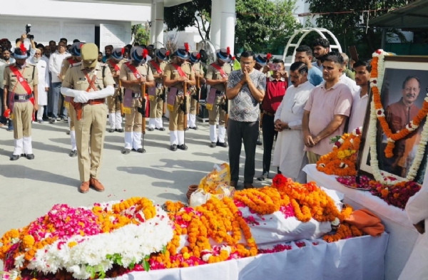 बीसी खंडूडी को राजकीय सम्मान के साथ  अंतिम विदाई देते हुए।