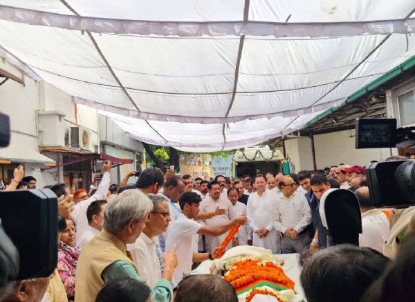 मुख्यमंत्री भाजपा मुख्यालय में श्रद्धांजलि देते हुए।