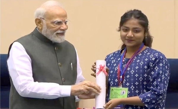 त्रिशा तावड़े को सम्मानित करते प्रधानमंत्री नरेन्द्र मोदी (फाइल फोटो) त्रिशा तावड़े को सम्मानित करते प्रधानमंत्री नरेन्द्र मोदी (फाइल फोटो)