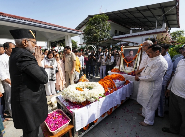 उपराष्ट्रपति सीपी राधाकृष्णन मेजर जनरल बीसी खंडूरी को श्रद्धांजलि देते हुए।
