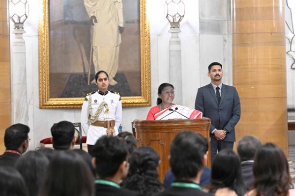 राष्ट्रपति द्रौपदी मुर्मु बुधवार को 2024 बैच के भारतीय प्रशासनिक सेवा (आईएएस) अधिकारियों के एक समूह को संबोधित करते हुए