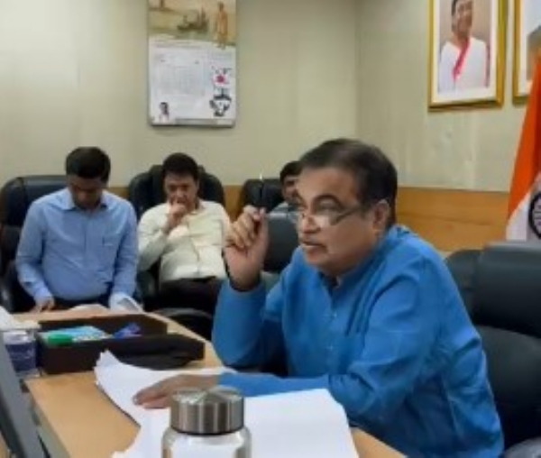 नई दिल्ली में उत्तर प्रदेश के राष्ट्रीय राजमार्गों की गुणवत्ता और रखरखाव की समीक्षा बैठक में केंद्रीय मंत्री नितिन गडकरी।