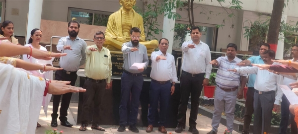 आतंकवाद विरोधी दिवस पर शपथ लेते हुए अधिकारी-कर्मचारी आतंकवाद विरोधी दिवस पर शपथ लेते हुए अधिकारी-कर्मचारी