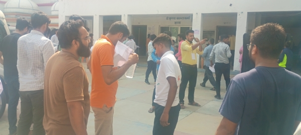 लेखपाल भर्ती परीक्षा चेकिंग करते हुए लेखपाल भर्ती परीक्षा चेकिंग करते हुए