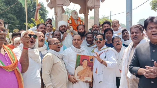 राजीव गांधी का पुण्य तिथि मनाते कांग्रेस कार्यकर्ता