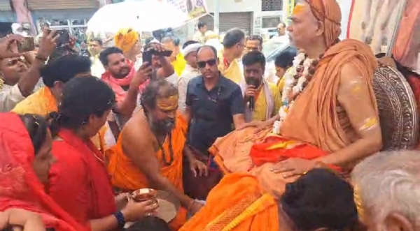 स्वामी जी से आशीर्वाद लेते लोगों की फोटो स्वामी जी से आशीर्वाद लेते लोगों की फोटो