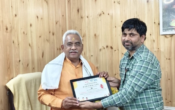 आयुष मंत्री मदन कौशिक के साथ योग दिवस समन्वयक डॉ अवनीश उपाध्याय आयुष मंत्री मदन कौशिक के साथ योग दिवस समन्वयक डॉ अवनीश उपाध्याय