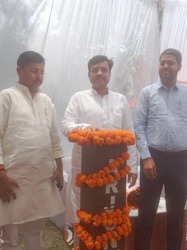 विकास परियोजनाओं का शिलान्यास व लोकार्पण करते सांसद विकास परियोजनाओं का शिलान्यास व लोकार्पण करते सांसद