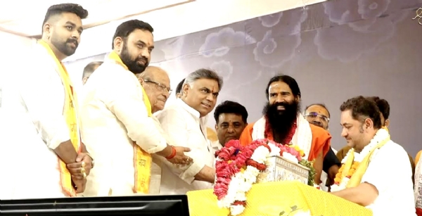कथा के दौरान स्वामी रामदेव व अन्य कथा के दौरान स्वामी रामदेव व अन्य