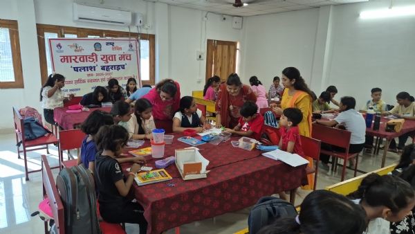 पाठशाला में मौजूद छात्र व शिक्षक