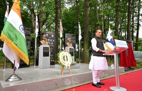 सियोल में भारतीय युद्ध स्मारक के उद्घाटन समारोह को संबोधित करते राजनाथ सिंह सियोल में भारतीय युद्ध स्मारक के उद्घाटन समारोह को संबोधित करते राजनाथ सिंह