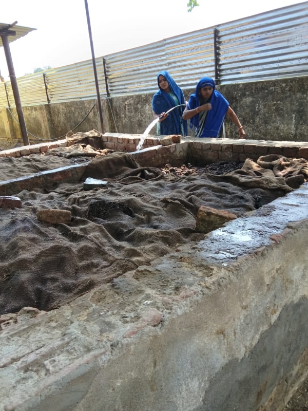 गौशालाओं में वर्मी कंपोस्ट तैयार करती समूह की महिलाएं। गौशालाओं में वर्मी कंपोस्ट तैयार करती समूह की महिलाएं।