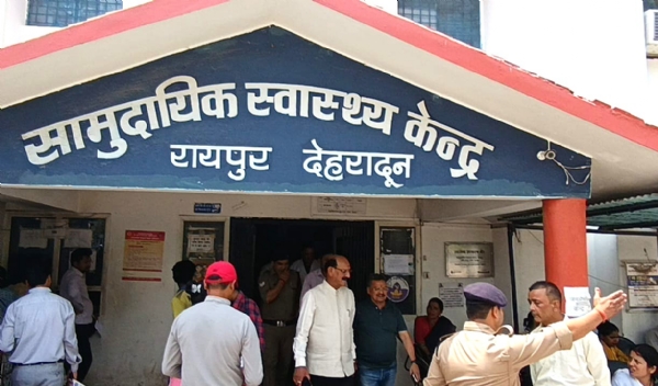 रायपुर अस्पताल का निरीक्षण करते स्वास्थ्य मंत्री।