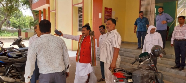 परीक्षा केन्द्र का निरीक्षण करते कुलपति