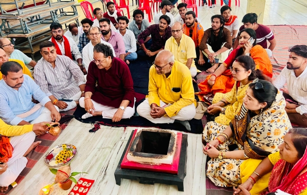 भूमि पूजन समेत हवन कार्य करते विहिप पदाधिकारी भूमि पूजन समेत हवन कार्य करते विहिप पदाधिकारी