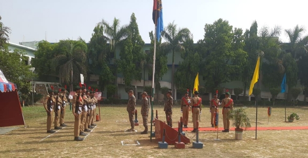 कर्नल सम्बोधित करते कर्नल सम्बोधित करते