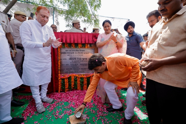 दिल्ली की मुख्यमंत्री रेखा गुप्ता के साथ सांसद मनोज तिवारी ऑक्सजीन पार्क का शिलान्यास करते हुए। दिल्ली की मुख्यमंत्री रेखा गुप्ता के साथ सांसद मनोज तिवारी ऑक्सजीन पार्क का शिलान्यास करते हुए।
